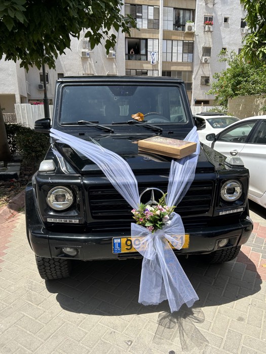 רכב מקושט בפרחים ובאריג